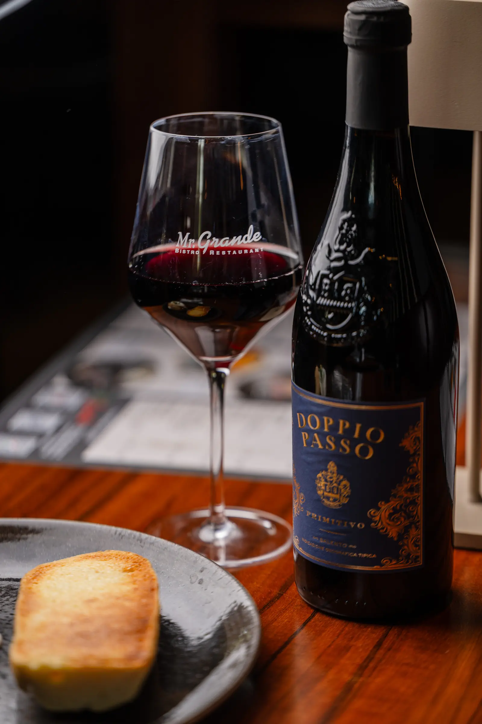 Rotwein im Mr. Grande Glas neben der Flasche