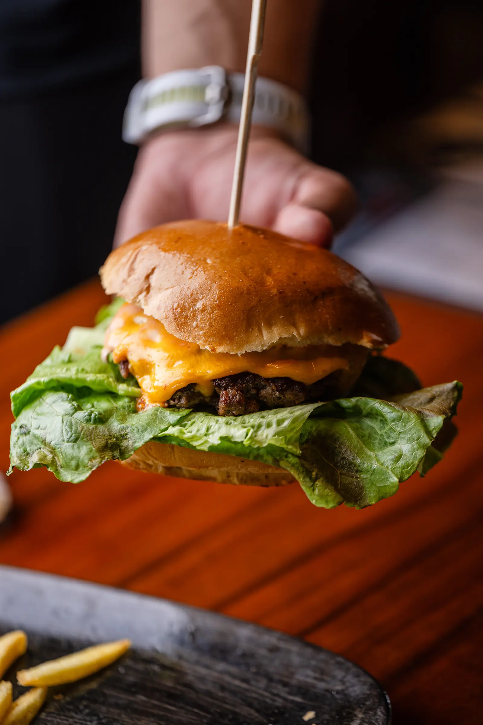 Hausgemachter Cheeseburger, frisch serviert